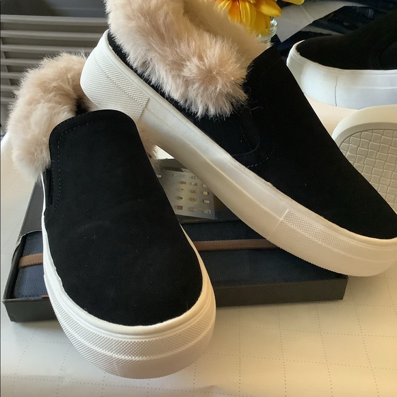 🌝NWT LA SHEELAH Sz6 BLACK FAUX SUEDE FUR TRIM SNEAKERS - Picture 7 of 9